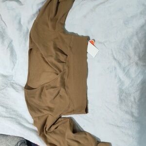 Long sleeve short abdomen shirt kind of shirt is this